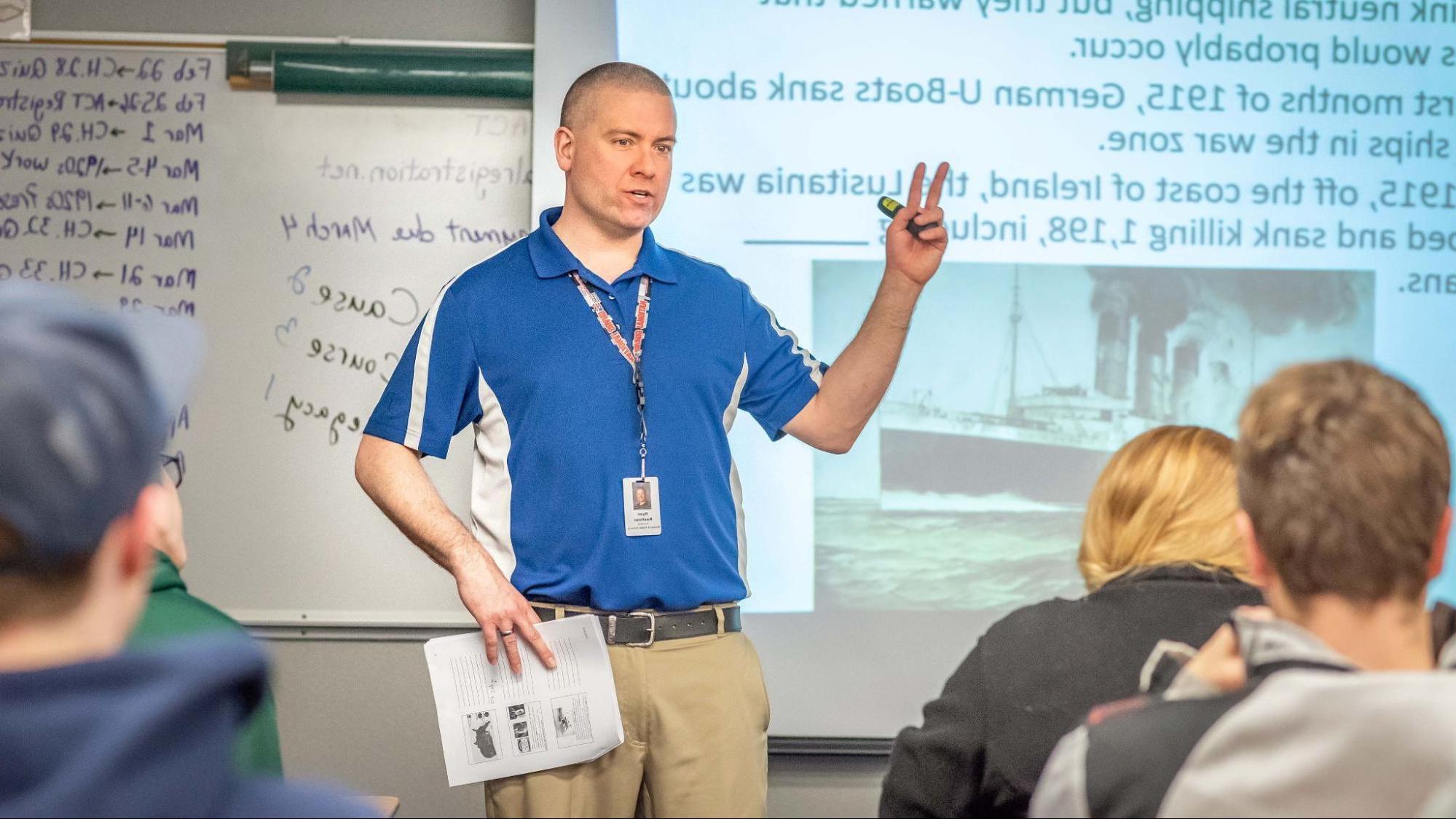 Social studies teacher in front of class 教学 high school students